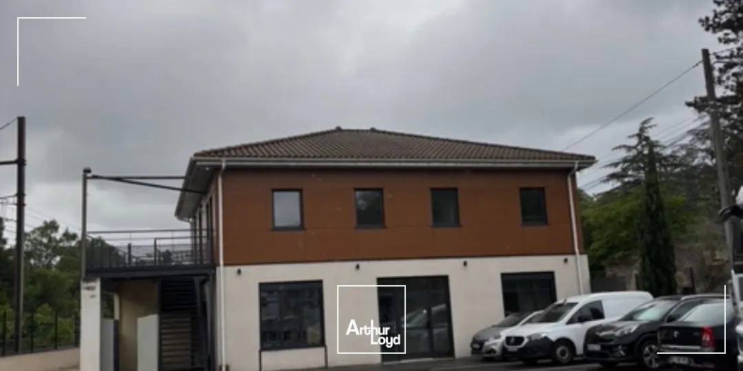 A louer - local d'activités idéal pour activités nécessitant du stockage extérieur - Irigny