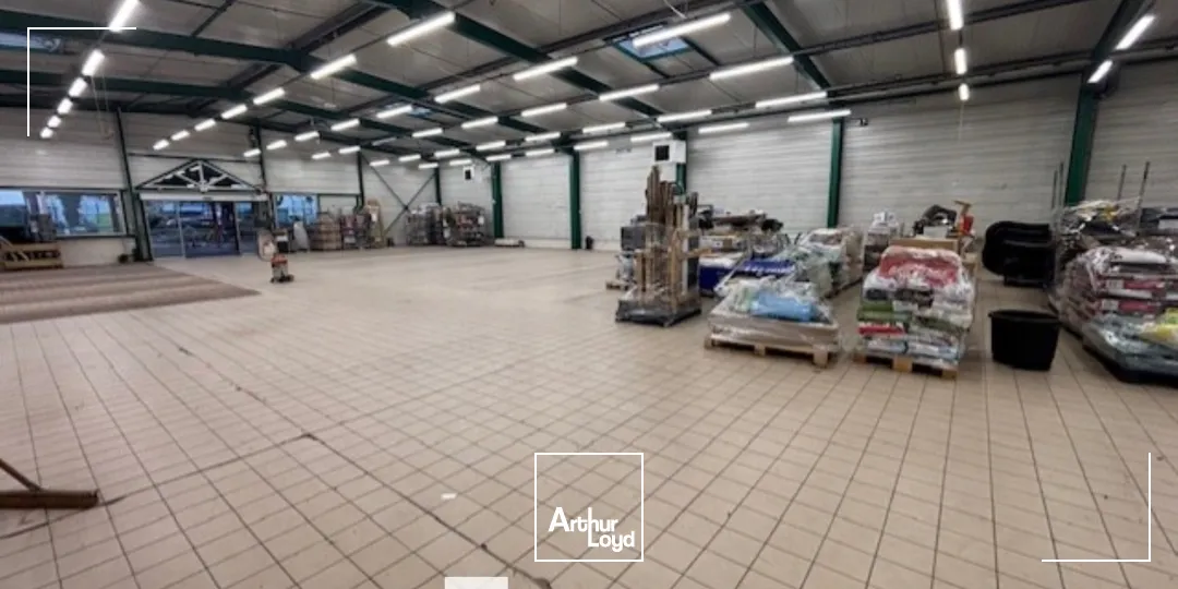 A louer - Locaux d'activités avec une surface 1000m² et un environnement mixte - Saint Priest