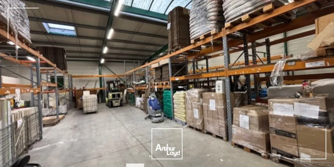 A louer - Locaux d'activités avec une surface 1000m² et un environnement mixte - Saint Priest