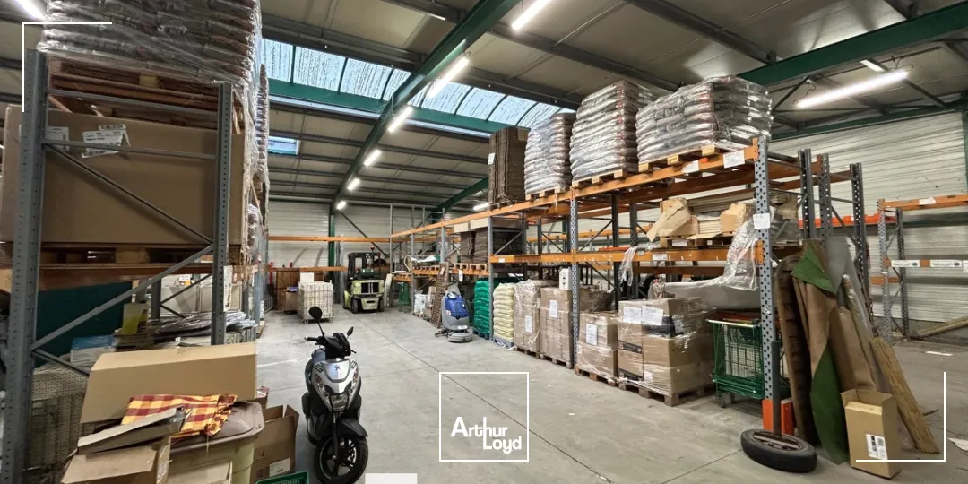 A louer - Locaux d'activités avec une surface 1000m² et un environnement mixte - Saint Priest