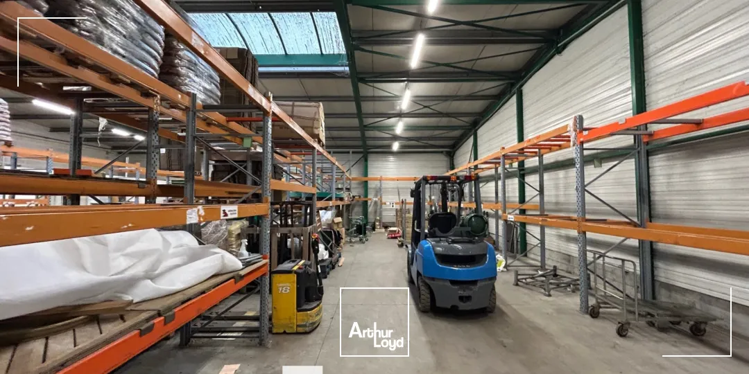 A louer - Locaux d'activités avec une surface 1000m² et un environnement mixte - Saint Priest