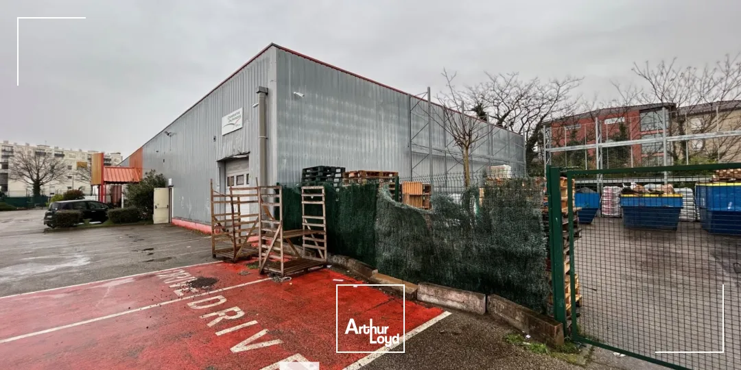 A louer - Locaux d'activités avec une surface 1000m² et un environnement mixte - Saint Priest