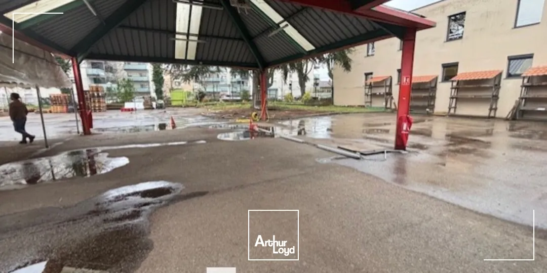 A louer - Locaux d'activités avec une surface 1000m² et un environnement mixte - Saint Priest