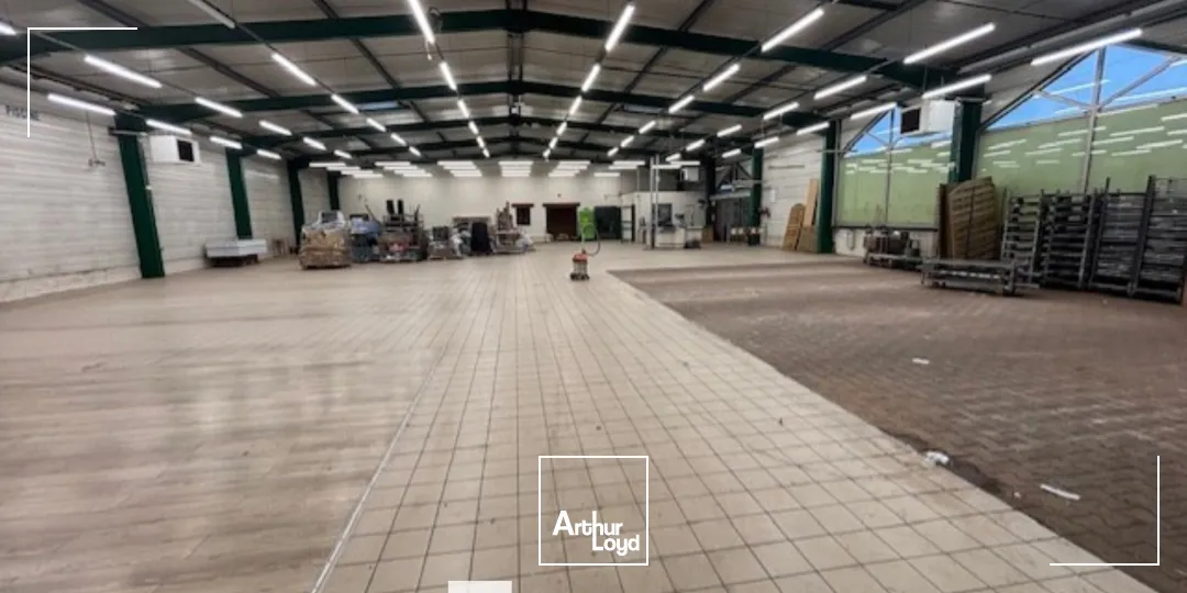 A louer - Locaux d'activités avec une surface 1000m² et un environnement mixte - Saint Priest