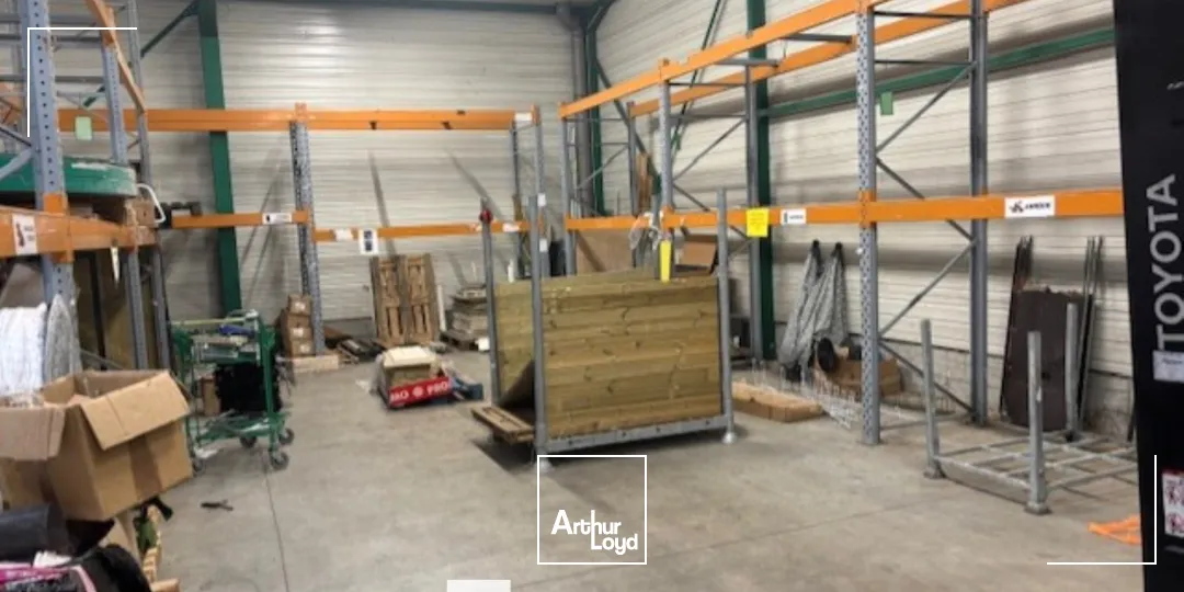 A louer - Locaux d'activités avec une surface 1000m² et un environnement mixte - Saint Priest