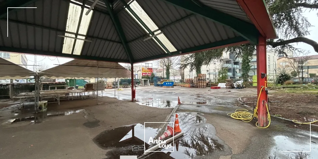 A louer - Locaux d'activités avec une surface 1000m² et un environnement mixte - Saint Priest