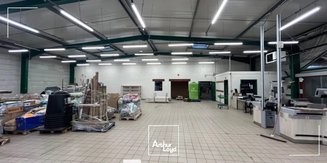 A louer - Locaux d'activités avec une surface 1000m² et un environnement mixte - Saint Priest