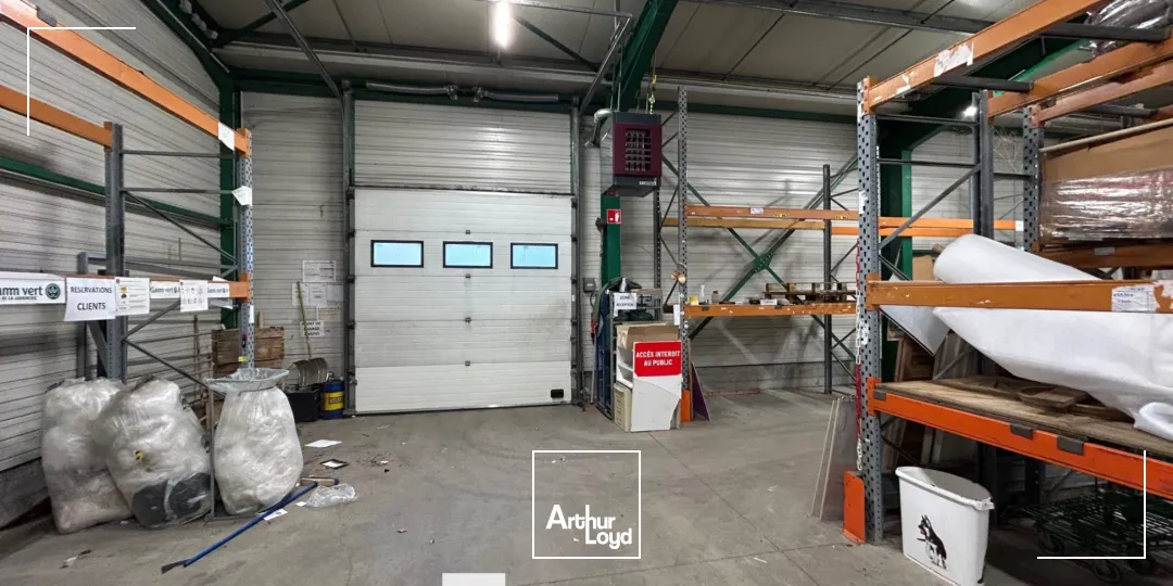 A louer - Locaux d'activités avec une surface 1000m² et un environnement mixte - Saint Priest
