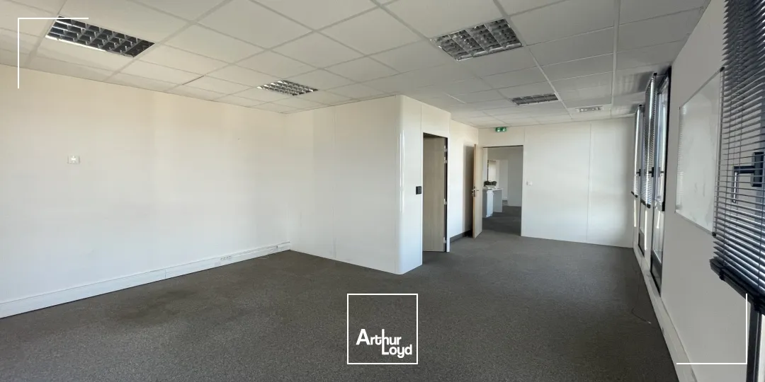 Au sein de l'ensemble immobilier NOVEO CENTER, 1ere ligne du boulevard Salvadore Allende à Nîmes. Bueaux à louer au 2eme et dernier étageProximité zone commerciale des 7 collines