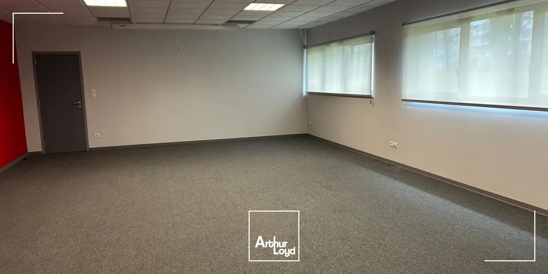 A Ste Luce sur loire, bâtiment indépendant de 1500 m2 à louer