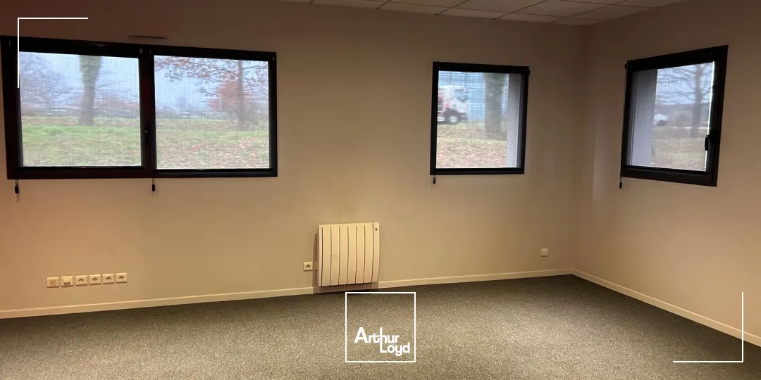 A Ste Luce sur loire, bâtiment indépendant de 1500 m2 à louer