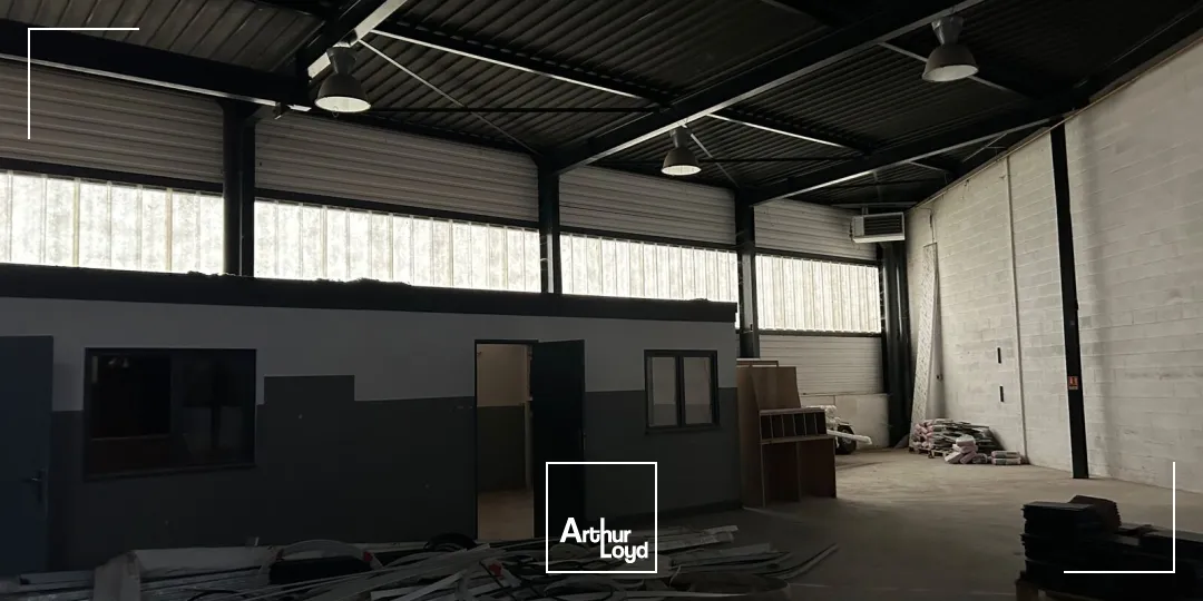 Entrepôt et Bureaux à louer avec visibilité autoroutière à proximité de Valenciennes .