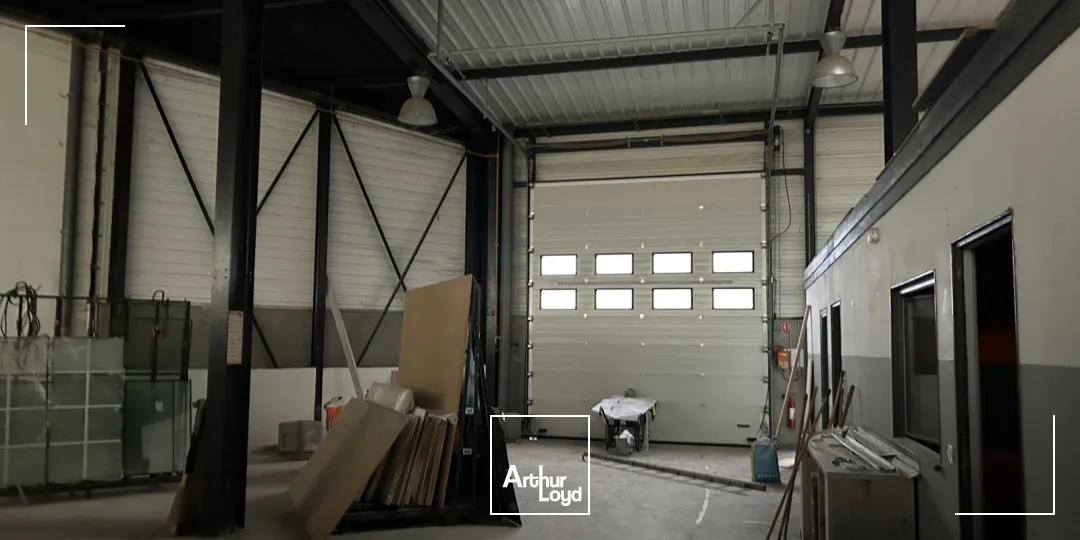 Entrepôt et Bureaux à louer avec visibilité autoroutière à proximité de Valenciennes .