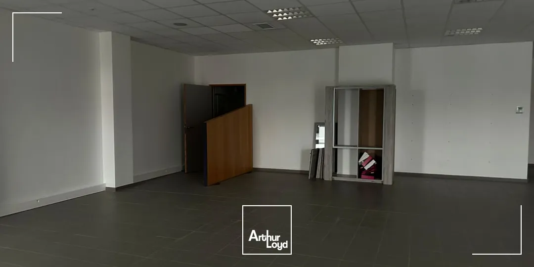 Entrepôt et Bureaux à louer avec visibilité autoroutière à proximité de Valenciennes .