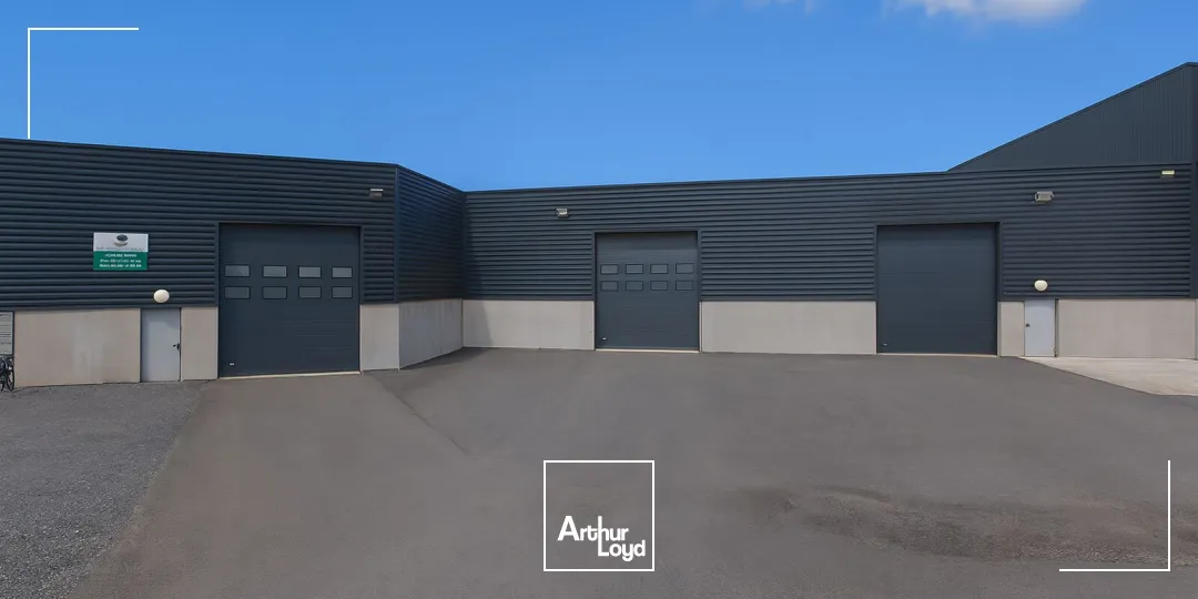 Entrepôt et Bureaux à louer avec visibilité autoroutière à proximité de Valenciennes .