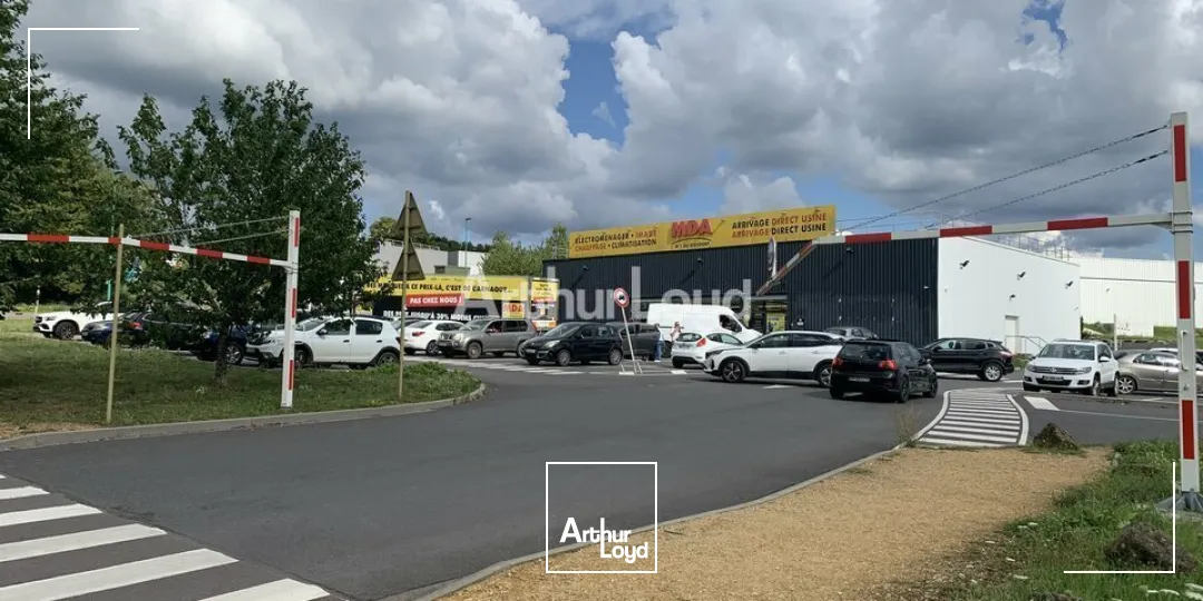 LOCAL COMMERCIAL à LOUER de 576 m²