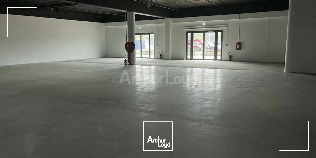 LOCAL COMMERCIAL à LOUER de 633 m²