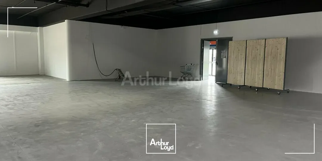 LOCAL COMMERCIAL à LOUER de 633 m²
