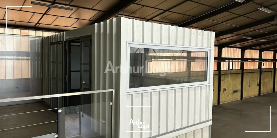 LOCAL D'ACTIVITE - ENTREPOT à LOUER de 848 m²