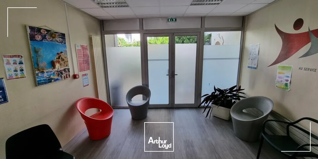 BUREAUX À VENDRE  CENTRE-VILLE, À CÔTÉ DE LA PLACE DE LA BRÈCHE