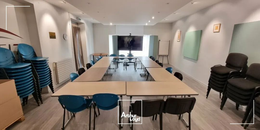 BUREAUX À VENDRE  CENTRE-VILLE, À CÔTÉ DE LA PLACE DE LA BRÈCHE