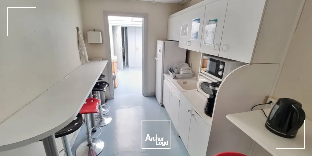 BUREAUX À VENDRE  CENTRE-VILLE, À CÔTÉ DE LA PLACE DE LA BRÈCHE