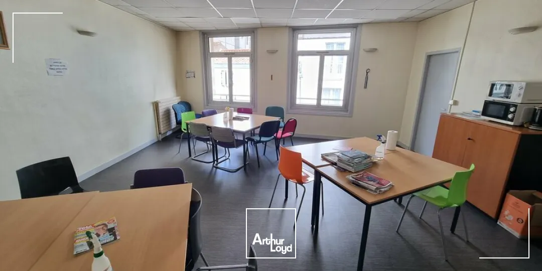 BUREAUX À VENDRE  CENTRE-VILLE, À CÔTÉ DE LA PLACE DE LA BRÈCHE