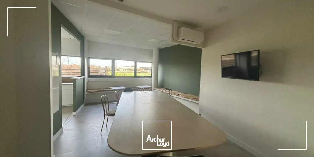 À LOUER  Bureaux lumineux de 900 m² divisibles  Visibilité exceptionnelle sur 2x2 voies Nantes / La Roche-sur-Yon