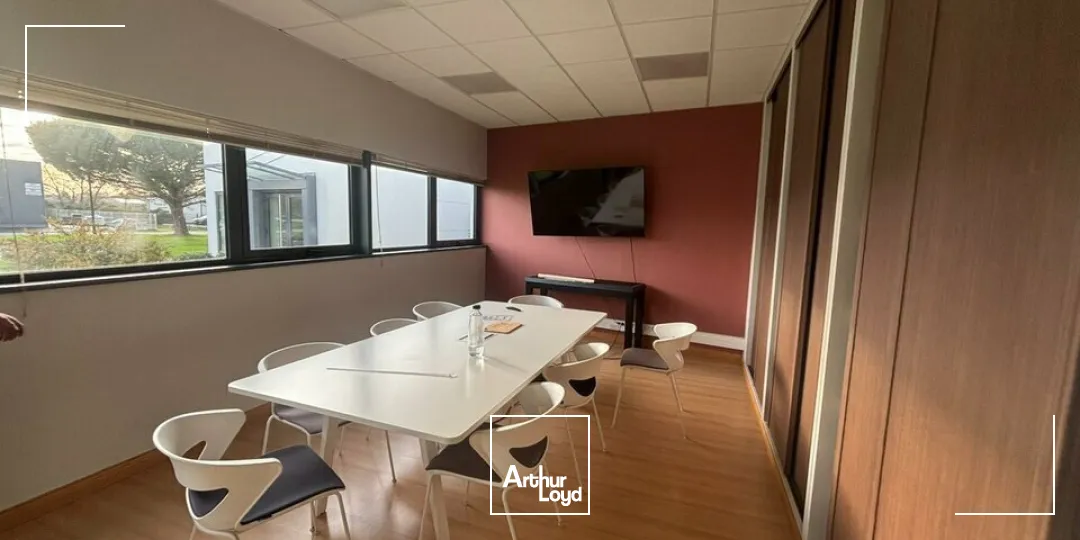 À LOUER  Bureaux lumineux de 900 m² divisibles  Visibilité exceptionnelle sur 2x2 voies Nantes / La Roche-sur-Yon