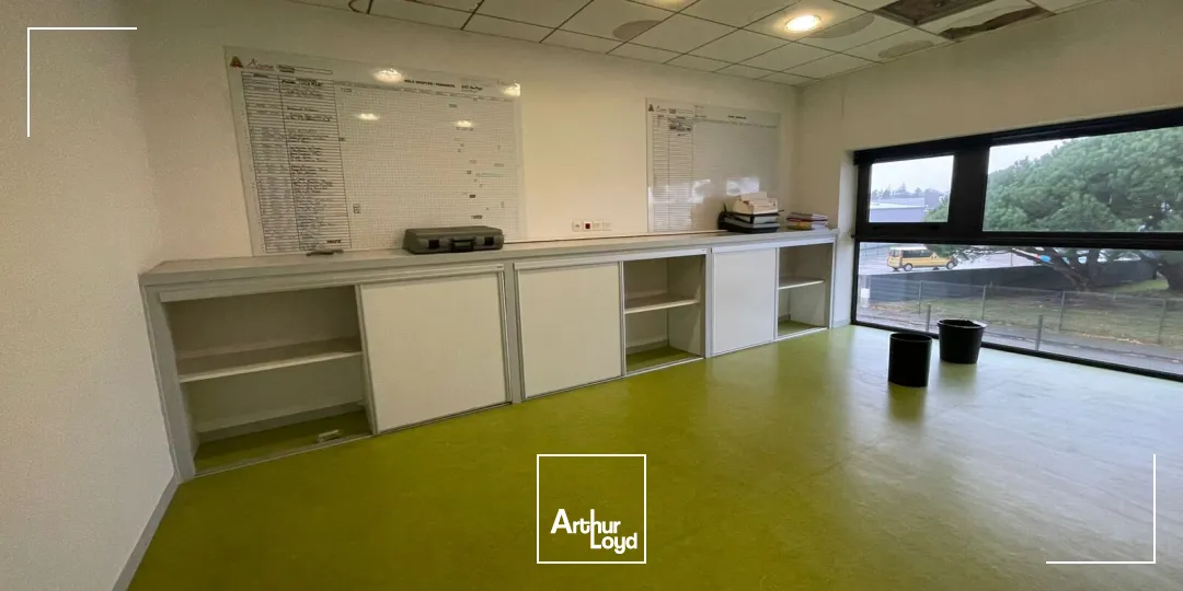 A LOUER - LOCAL D'ACTIVITE DE 575 M² - ZA DU PRAT VANNES