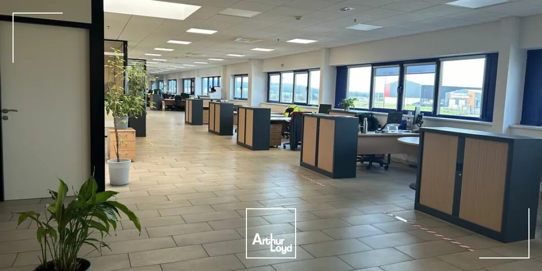 ENTREPOT - ATELIER à LOUER de 11215 m²