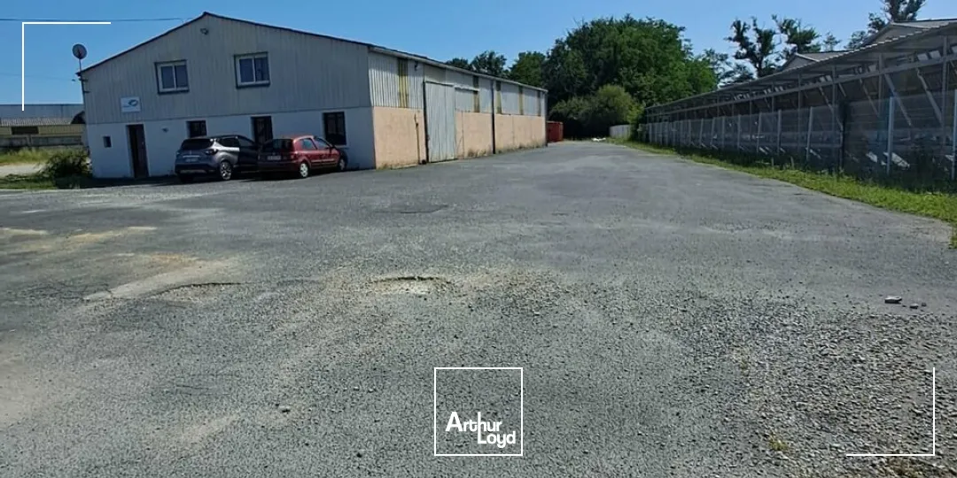 Bâtiment / local d'activité - Brive ouest / Zone de l'aérodrome - Grande cour 