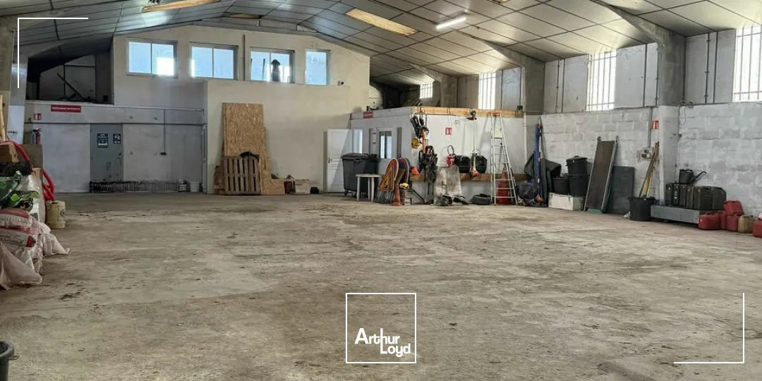 Bâtiment / local d'activité - Brive ouest / Zone de l'aérodrome - Grande cour 