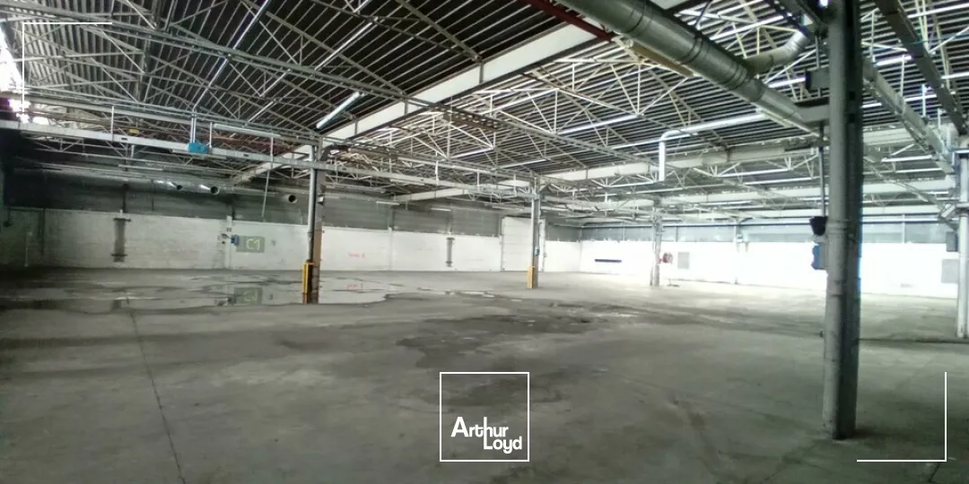 A VENDRE Entrepôt 1720 m²