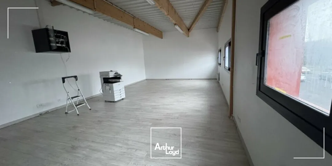 TOURS EST LA VILLE-AUX-DAMES - A LOUER LOCAL D'ACTIVITES DE 200 M² - 3 PARKINGS