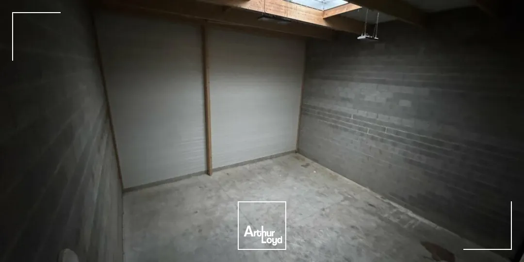 TOURS EST LA VILLE-AUX-DAMES - A LOUER LOCAL D'ACTIVITES DE 200 M² - 3 PARKINGS