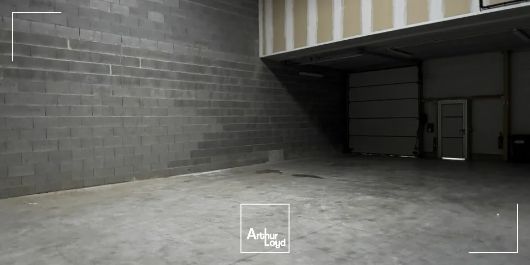 TOURS EST LA VILLE-AUX-DAMES - A LOUER LOCAL D'ACTIVITES DE 200 M² - 3 PARKINGS