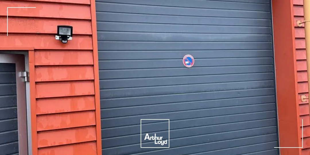 TOURS EST LA VILLE-AUX-DAMES - A LOUER LOCAL D'ACTIVITES DE 200 M² - 3 PARKINGS