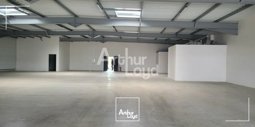 A VENDRE - Local d'activité de 566 m² + 118m2 de bureaux - Secteur Alpespace