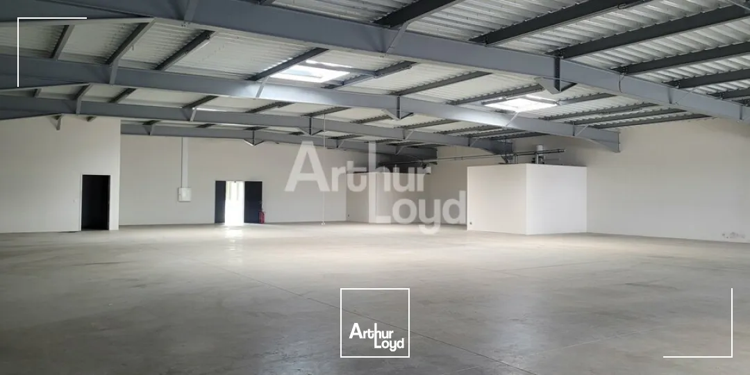 A VENDRE - Local d'activité de 566 m² + 118m2 de bureaux - Secteur Alpespace