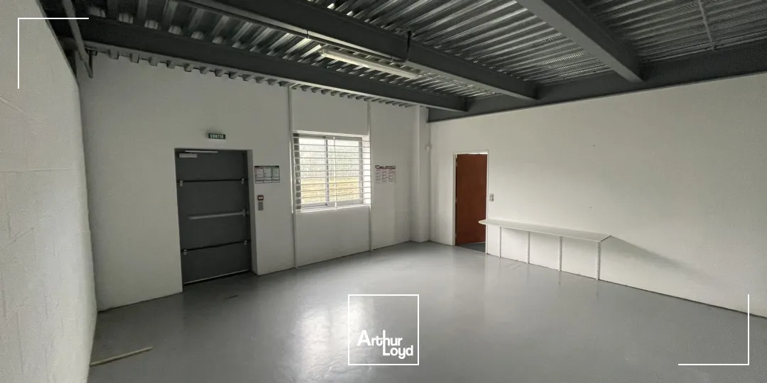 Bureaux d'environ 60m2 avec local d'activité d'environ 100m2 à louer