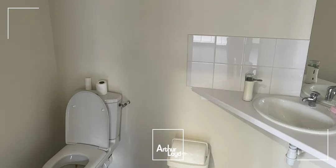 Bureaux d'environ 60m2 avec local d'activité d'environ 100m2 à louer