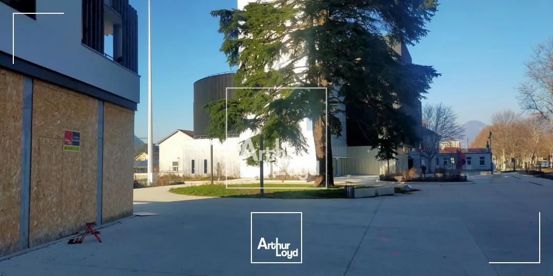 LOCAL COMMERCIAL 235 M² A LOUER BRUT DE BETON PONT DE CLAIX TERRASSE