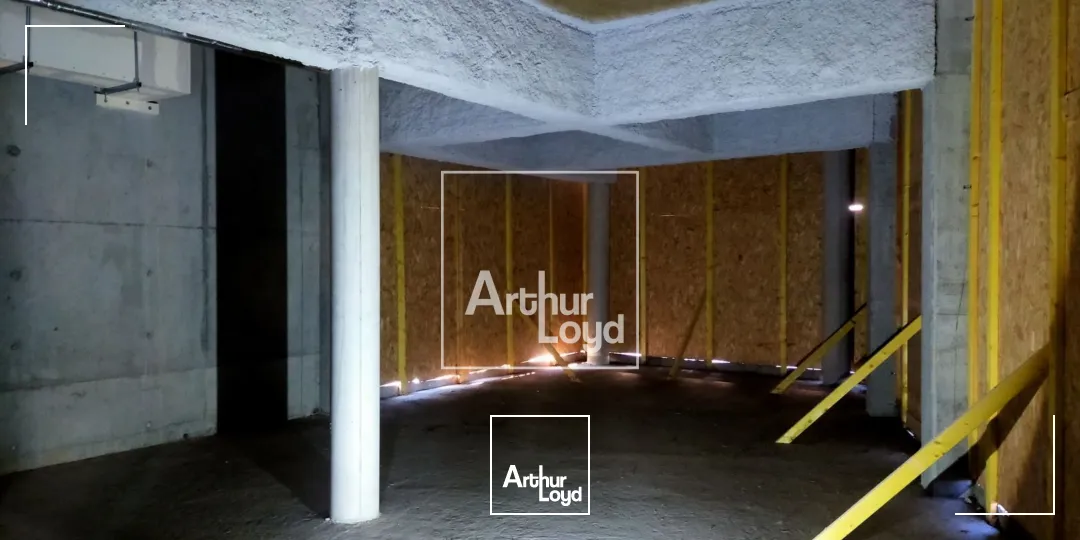 LOCAL COMMERCIAL 235 M² A LOUER BRUT DE BETON PONT DE CLAIX TERRASSE