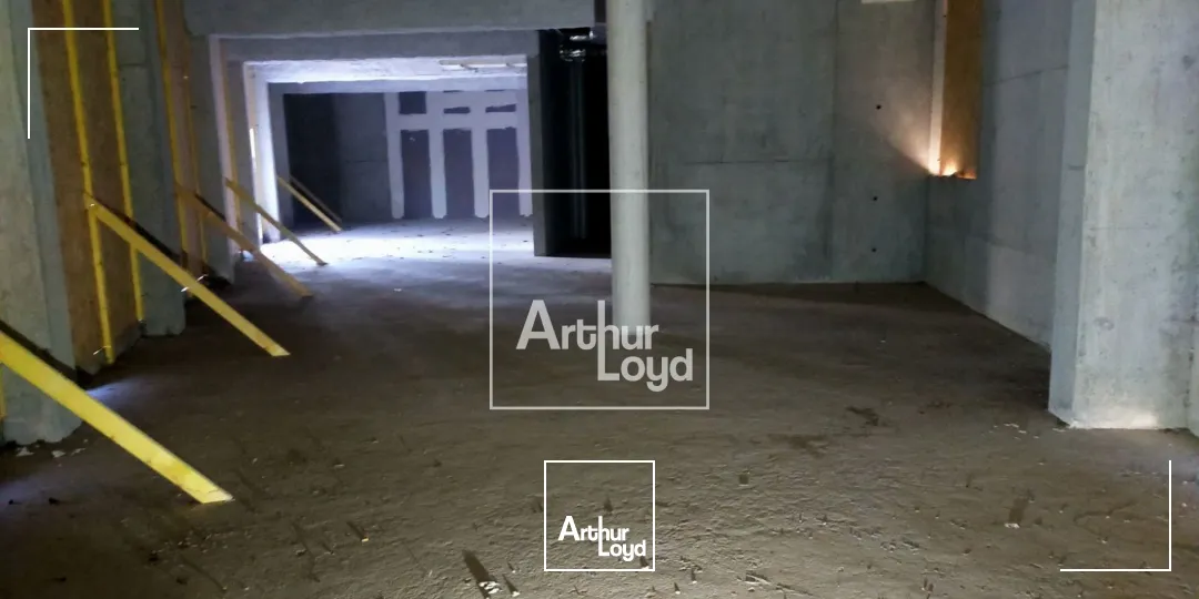 LOCAL COMMERCIAL 235 M² A LOUER BRUT DE BETON PONT DE CLAIX TERRASSE