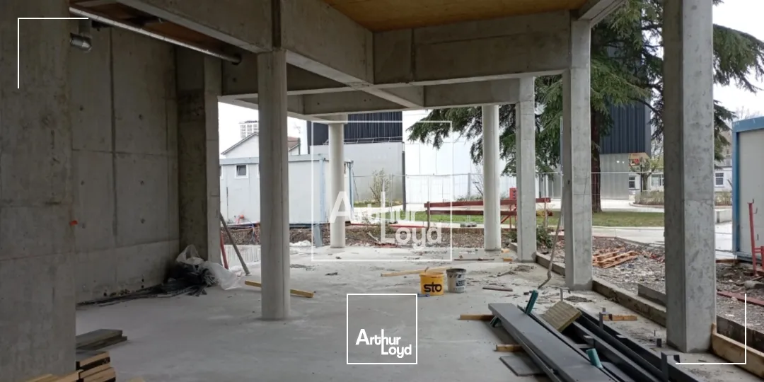 LOCAL COMMERCIAL 235 M² A LOUER BRUT DE BETON PONT DE CLAIX TERRASSE