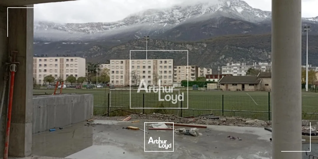 LOCAL COMMERCIAL 235 M² A LOUER BRUT DE BETON PONT DE CLAIX TERRASSE