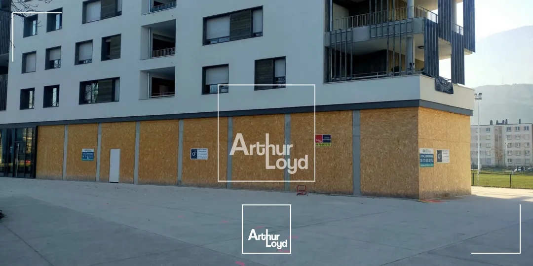 LOCAL COMMERCIAL 235 M² A LOUER BRUT DE BETON PONT DE CLAIX TERRASSE