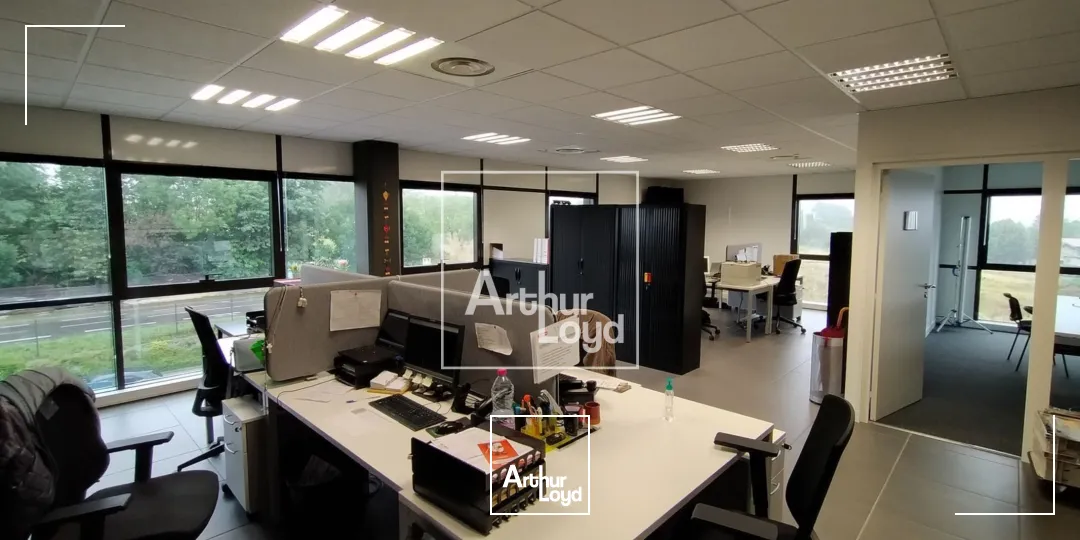 bureau a louer VOIRON parvis 3 avec parking 106m²