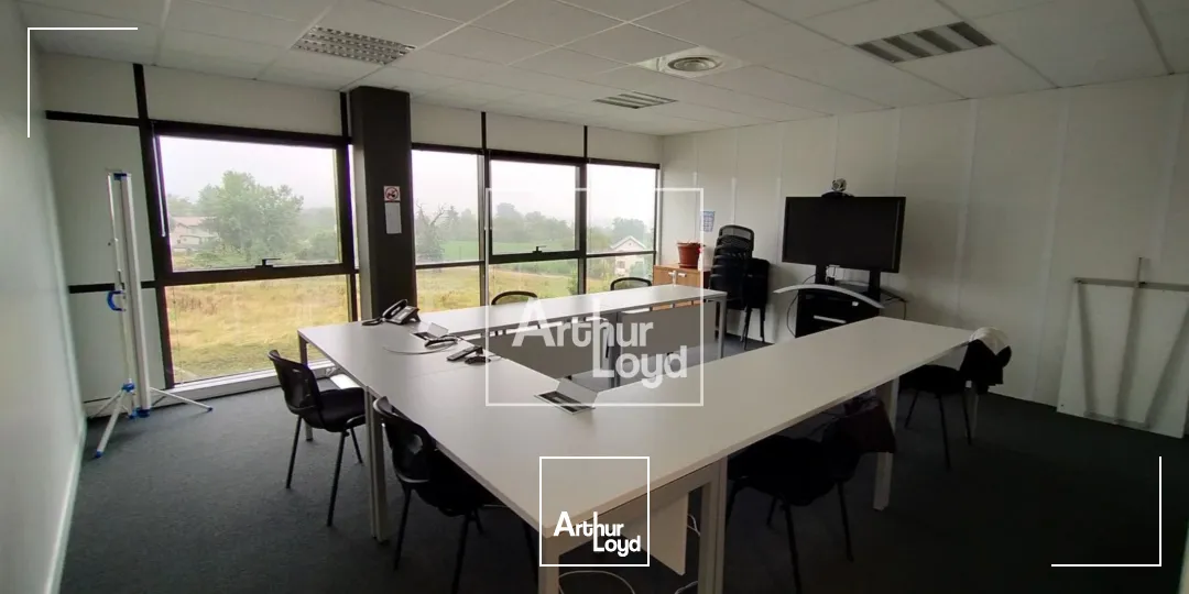 bureau a louer VOIRON parvis 3 avec parking 106m²